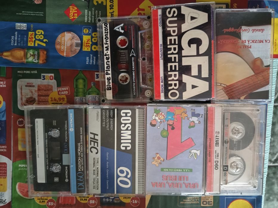 RadioCasetofon HITACHI TRK-P6E  +  WALKMAN  AIWA GS132  +. Casete audio, pentru colecționari sau amatorii de recondiționări !!