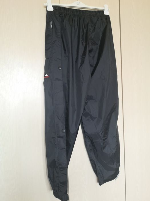 Pantaloni impermeabili rezistenti la ploaie si vant