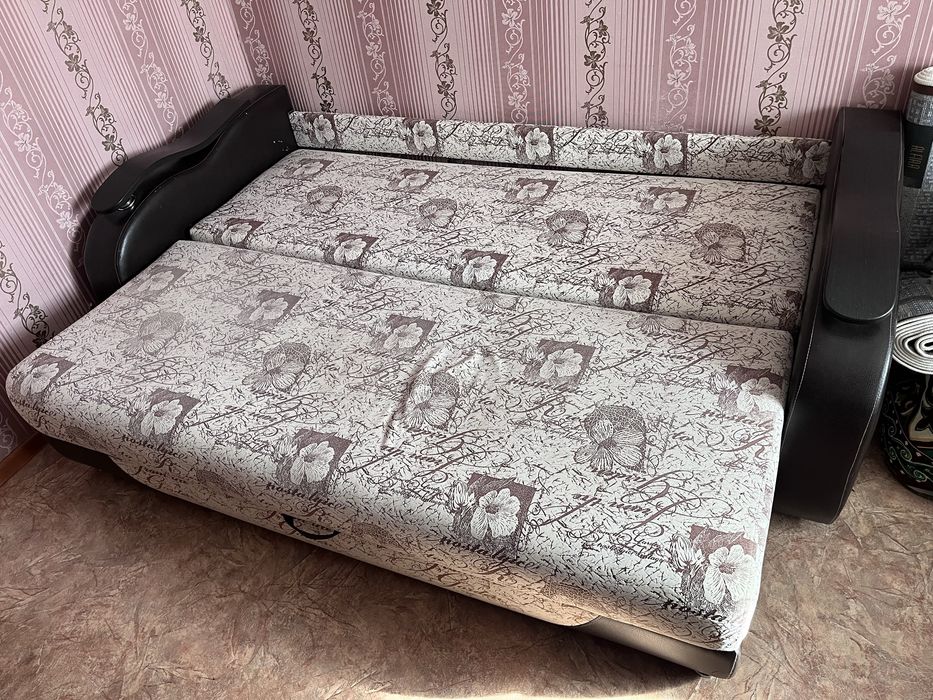 Тахта, диван для спальной и гостиной