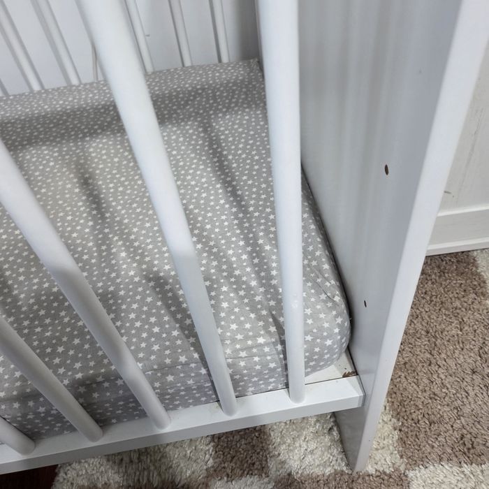 Pachet complet: Pătuț bebe lemn alb ASAMBLAT + Saltea + Carusel Chicco