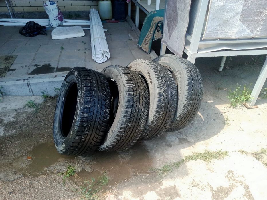 Продам зимнюю резину с шипами