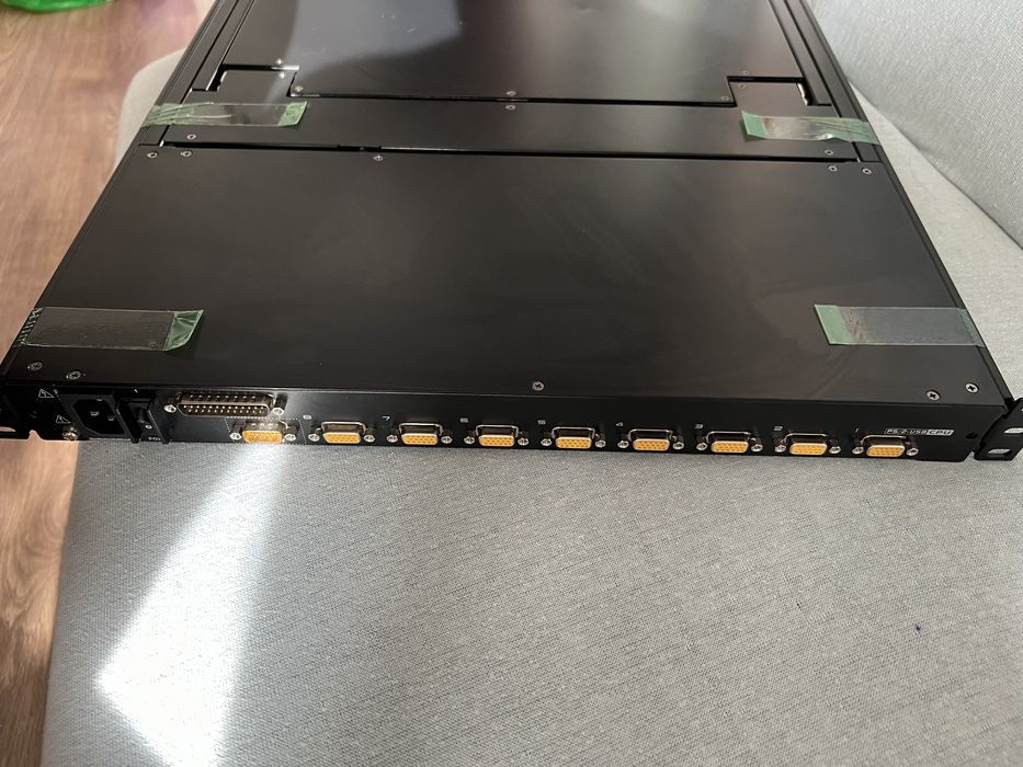 Consola KVM  LCD MODEL CL5708M