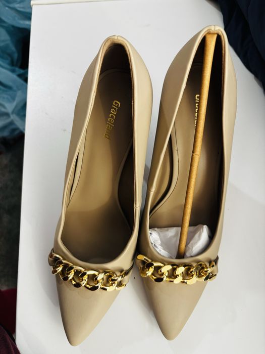 Vand pantofi cu toc nr 39