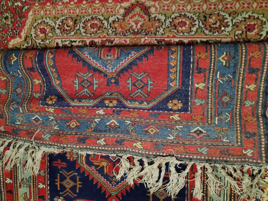Ковёр старинный 200х129.с небольшим дефектом (надрез)