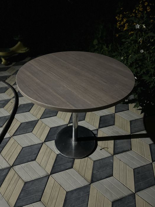 Продам круглый стол