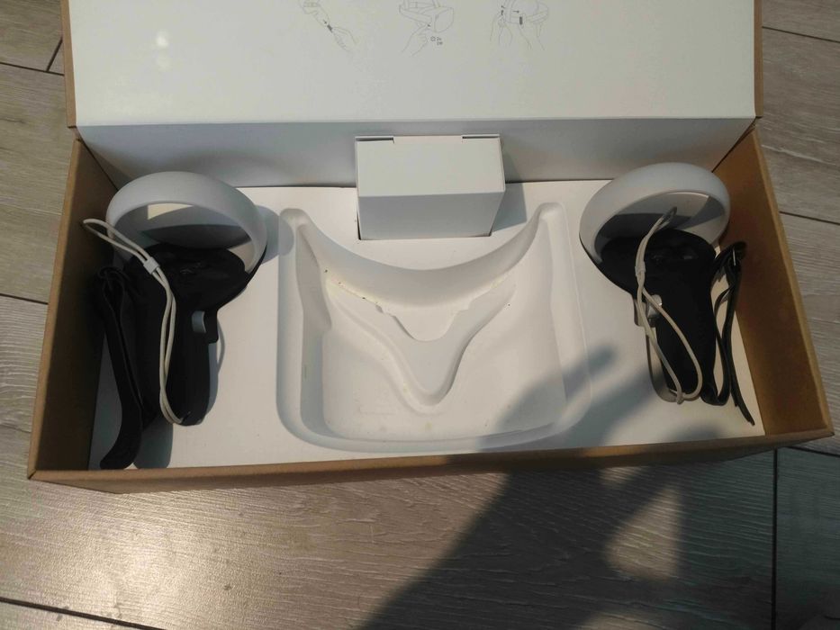Meta Quest 2 (Oculus) 128GB + Elite Strap + Калъфи. Перфектен!