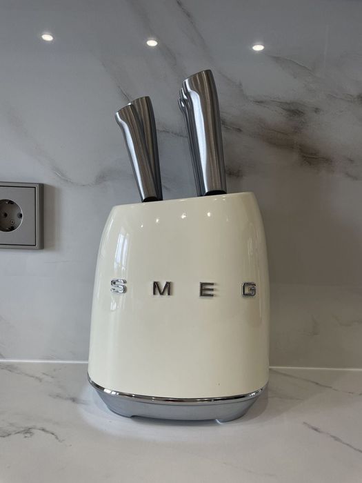 Продам набор ножей Smeg