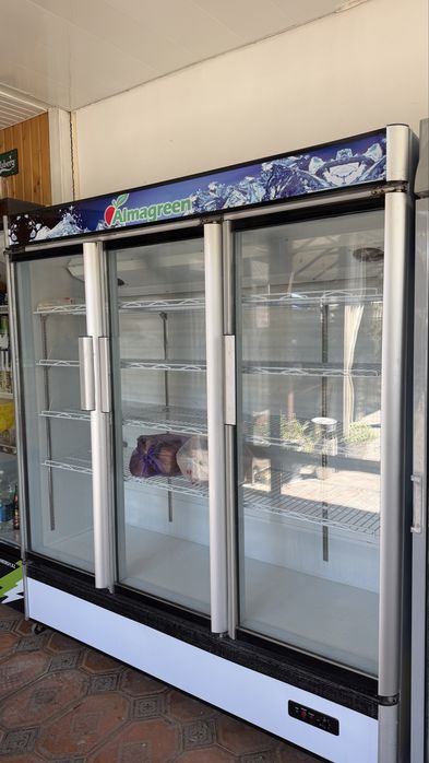 Продам Витринный холодильник