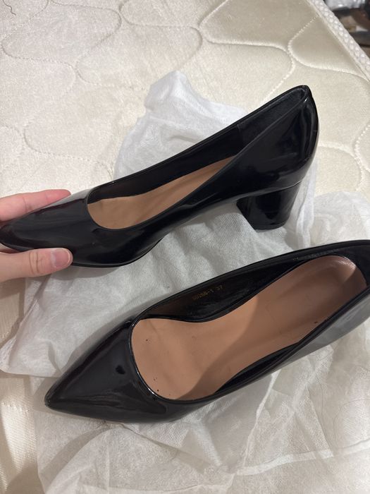 Продаю туфли 37 размера лакированные