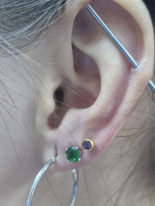 Прокалывание мочек ушей пистолетом!