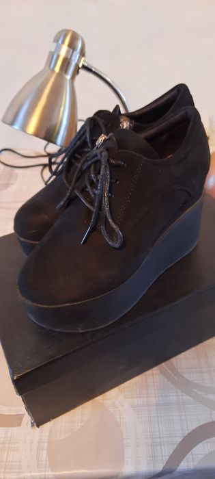 Продаю женские ботинки