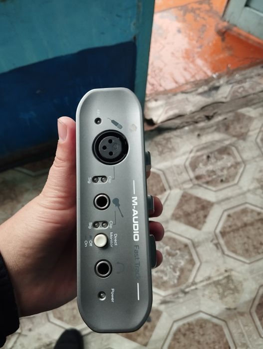 Zvukavoy karta va mikrafon sotiladi