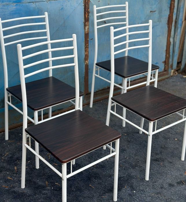 Set 4 Scaune cu cadru metalic; Scaun solid