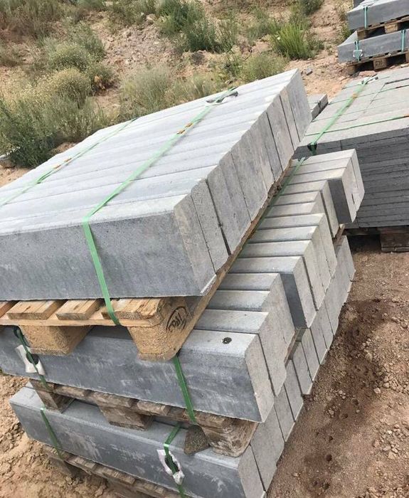 Бортовой камень дорожный