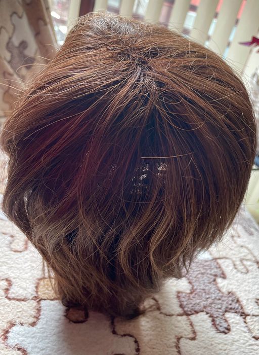 Перука - цвят кестеняв с дискретни по-светли кичури.