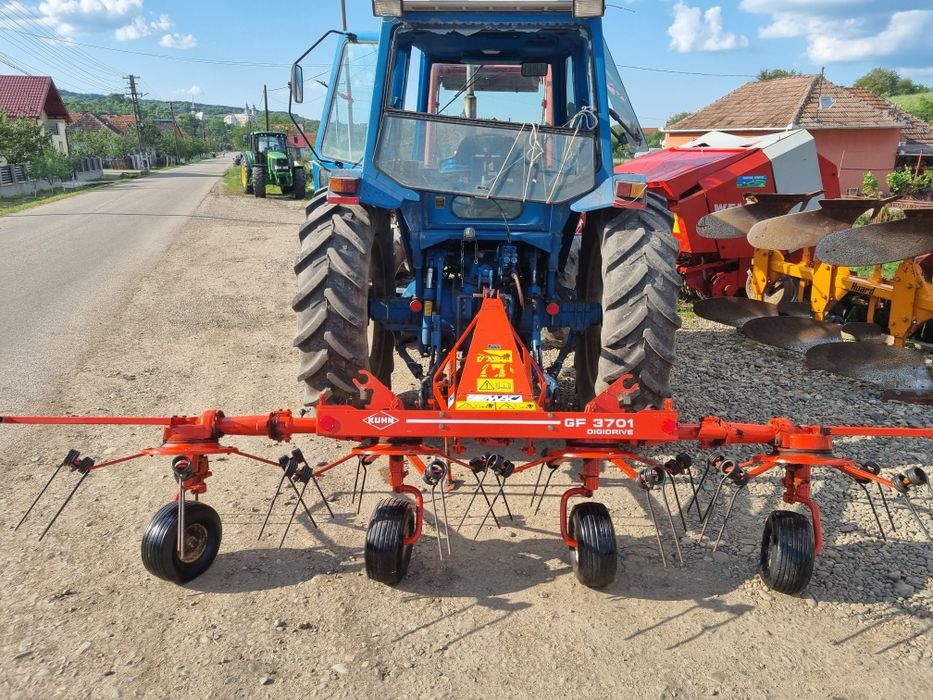 Grebla intors fanul rasfirat iarba Kuhn GF 3701