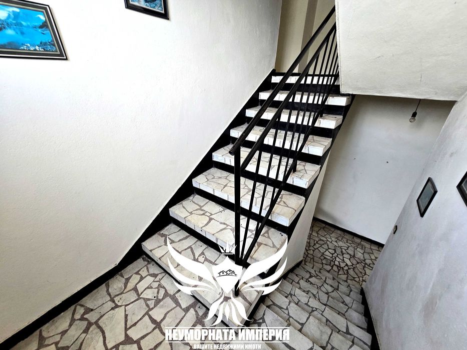 Двуетажна къща с постройки 320РЗП с 1430кв. двор село Конуш