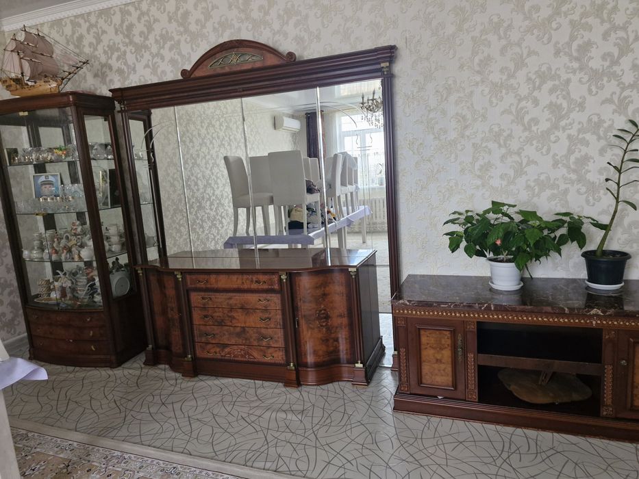 Сервант зеркало с комодом