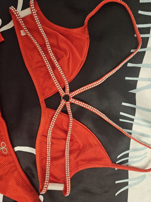 Бански червен с камъни