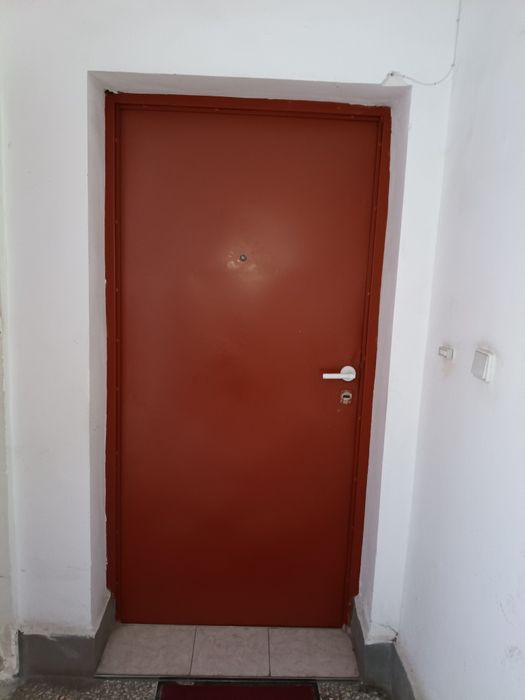 Метална входна врата