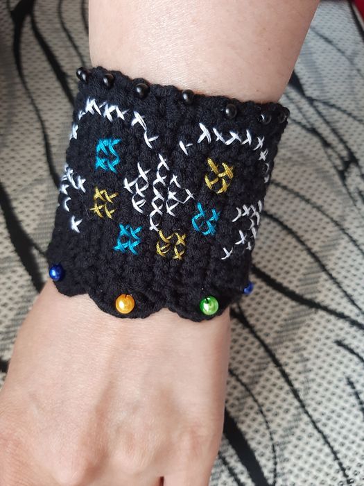 Плетена и бродирана гривна