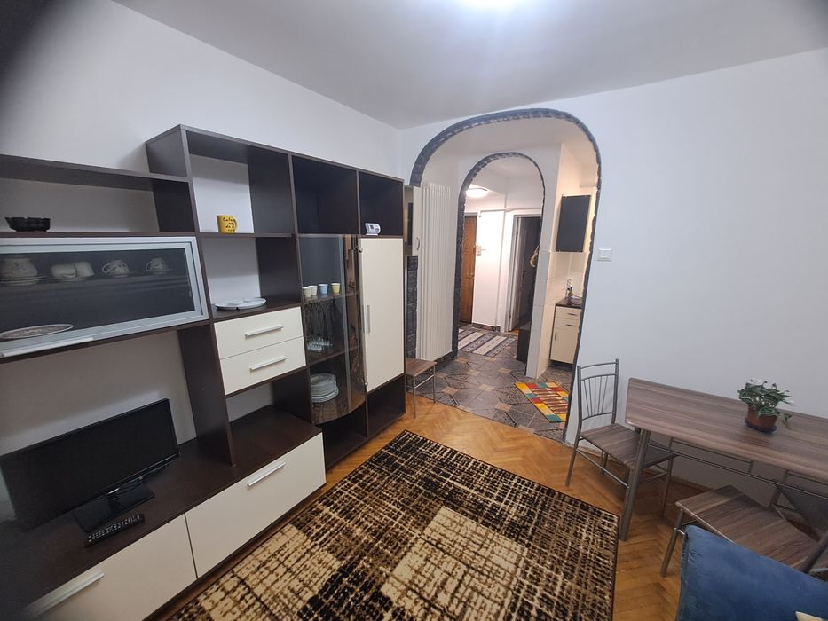 Închiriez apartament 3 camere