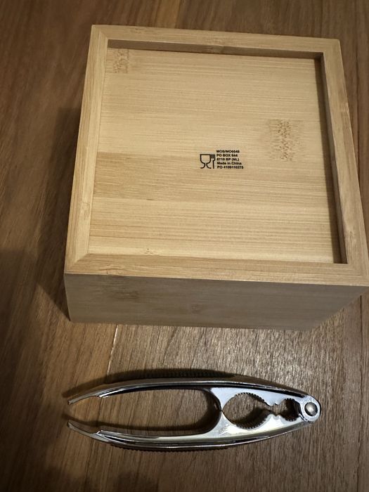 Немска хромирана трошачка за орехи,лешници и бадеми с дървен контейнер