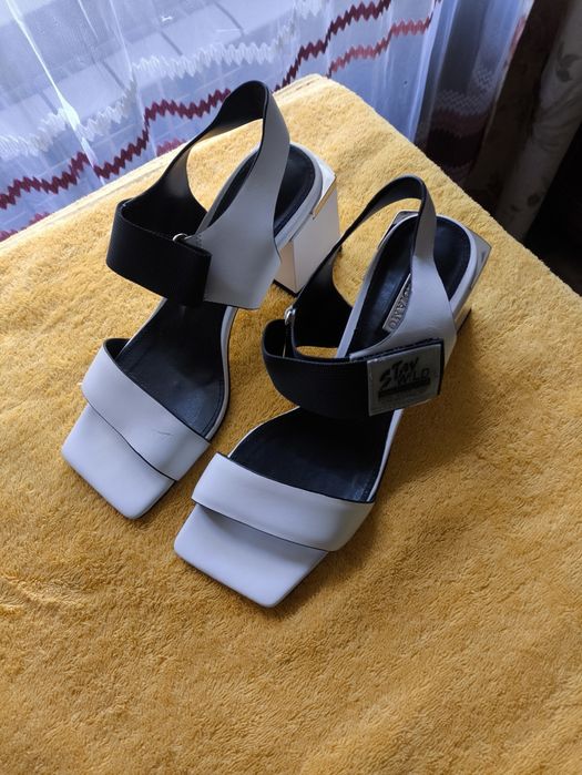 Женские босоножки