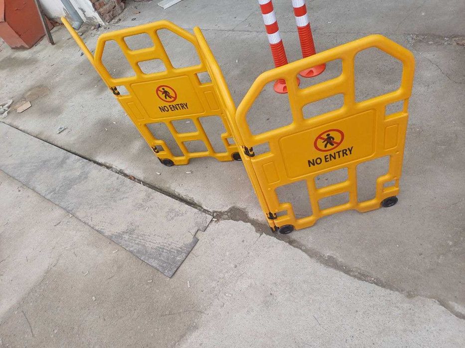 Жёлтые переносные ограждения “No Entry” / дорожные барьеры, пластиковы