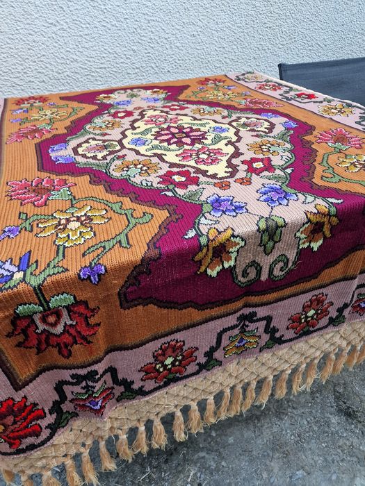 Vand fete masa cusute manual în chelin