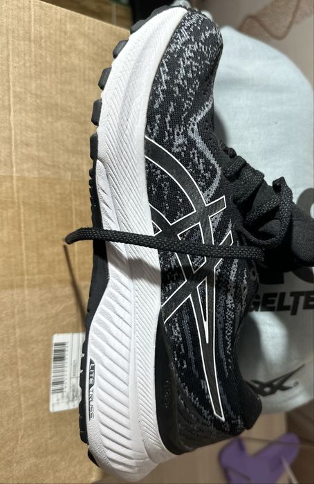 Продам кроссовки