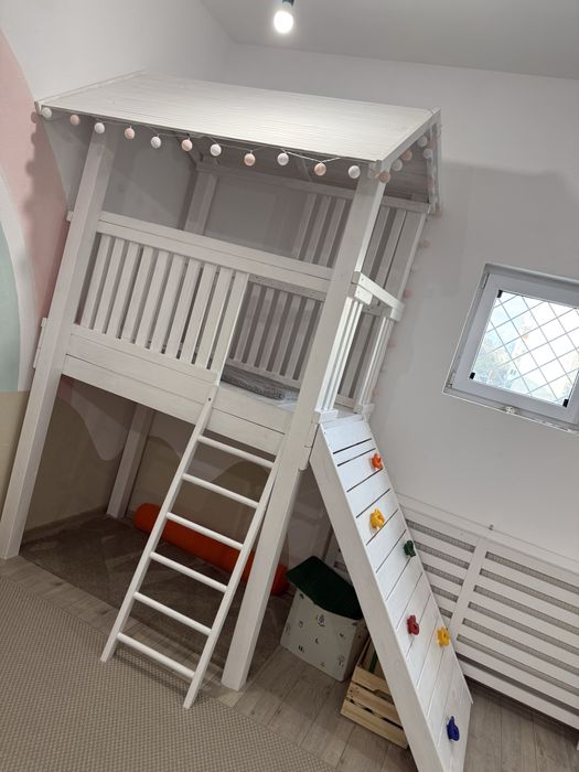 Casuta de joaca interior/exterior / Pat etajat lemn alb cu tobogan - practic noua, 3900 lei