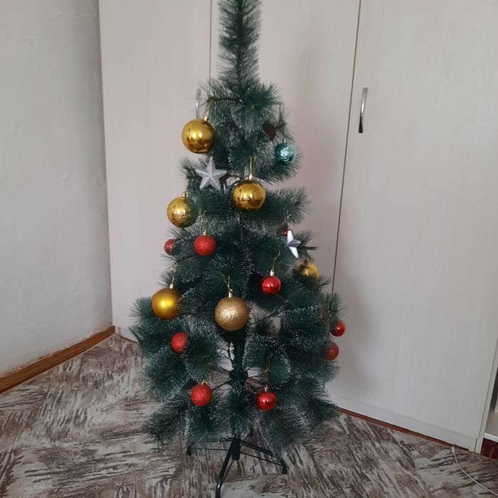 Продам елку вместе с игрушками, 120 см.