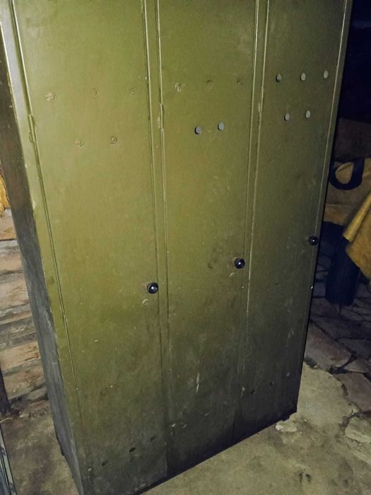 Метален шкаф със три секции