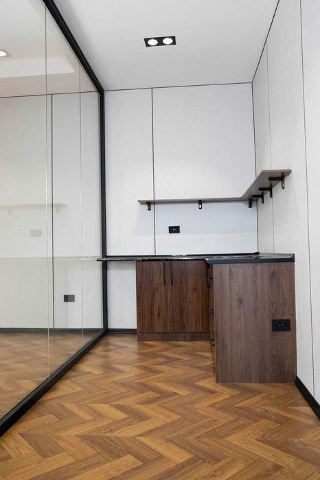 Продается офис в БЦ в Яккасарайском районе. С готовым арендатором.