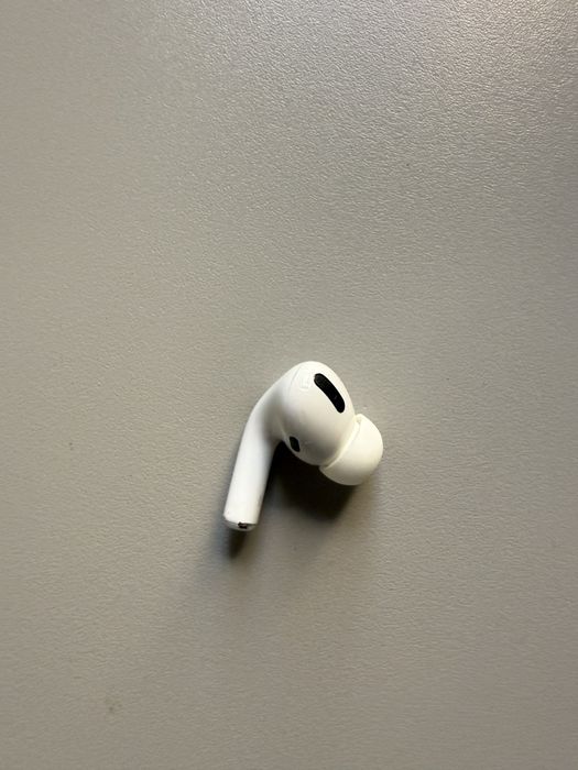Продаю левый нашуник от оригинальных Airpods Pro