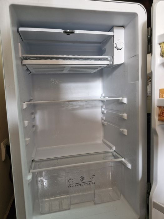 Frigider , încă în garanție.