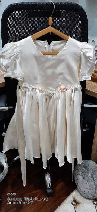 продаются в отличном состоянии платья на девочку 9-10 лет