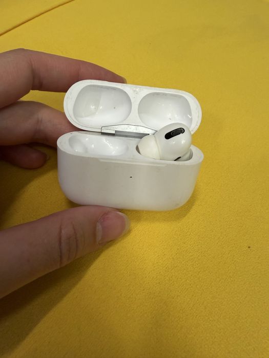 AirPods Pro 2 (один наушник и кейс)