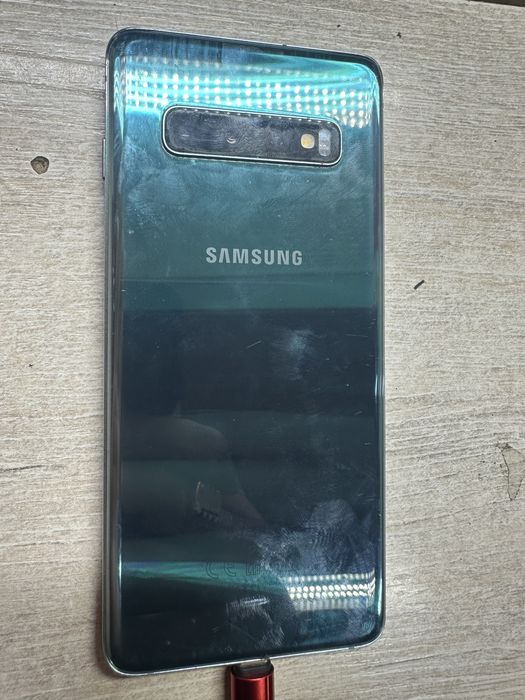 Продам на запчасти Самсунг S10