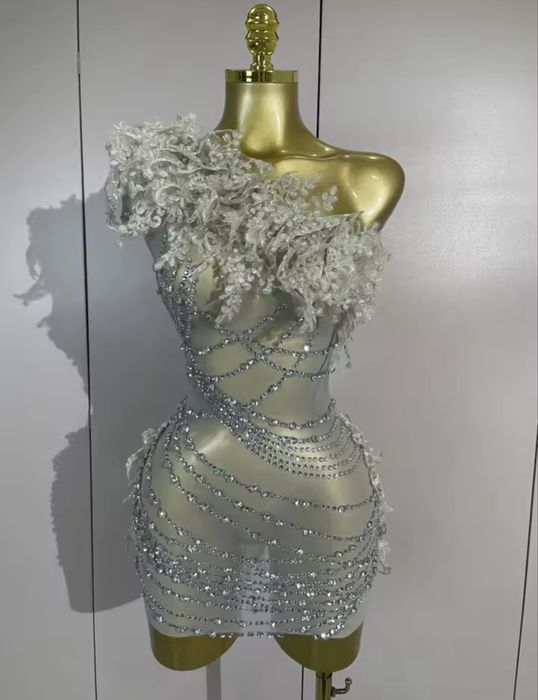 Уникална къса рокля с кристали и 3D дантела