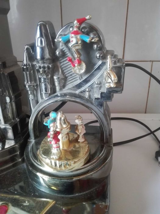 Радиокасетофон и телефон-часовник  .