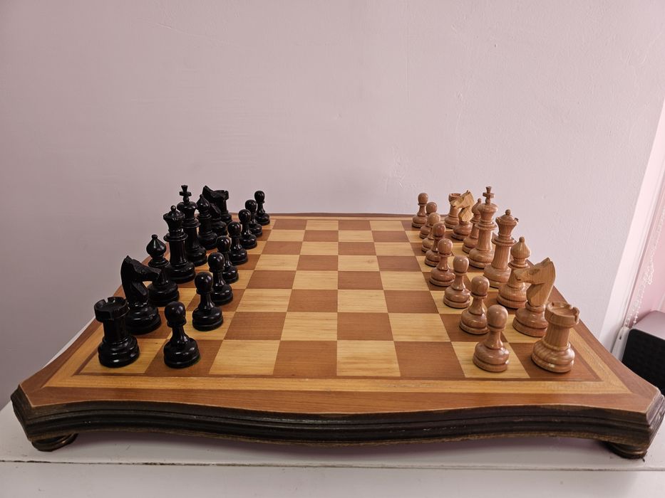 Стар дървен класически шах