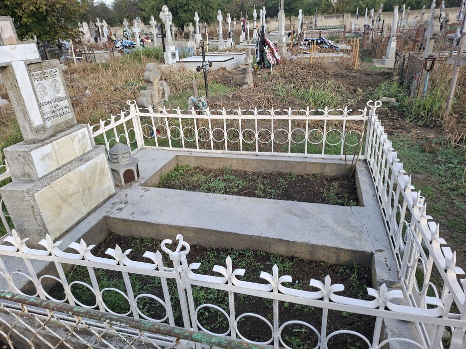 Vând groapa la pământ cu bordura (braila) bordura