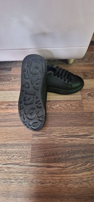 Adidași negri cu talpa groasă