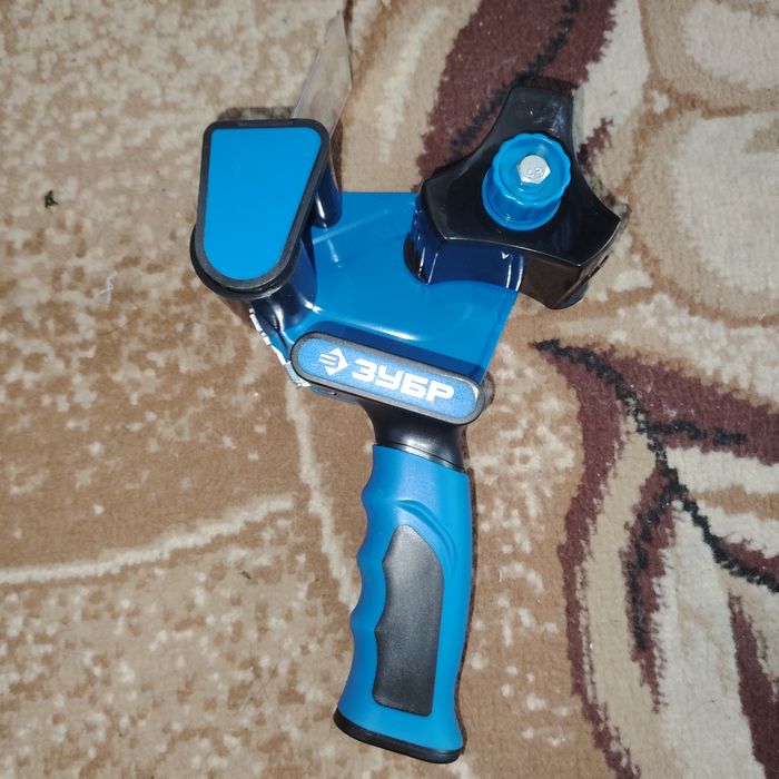 Деспенсер для клеещих лент