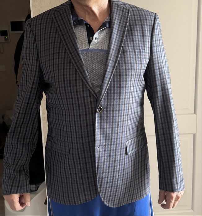 Продается костюм цена 5000 тенге