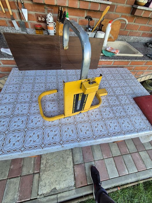 Antifurt sau blocator roată pentru mașină sau remorcă