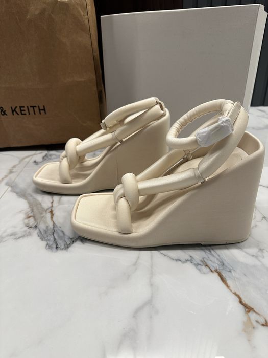 Босоножки ( сабо ) на танкетке