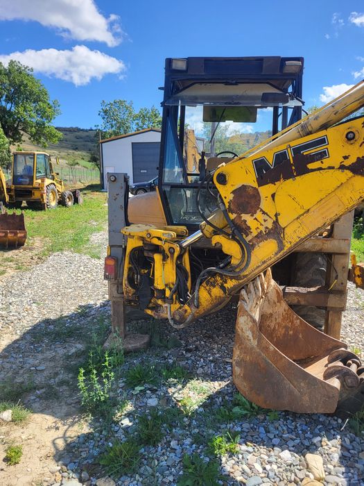 Dezmembrez buldoexcavator mf 965